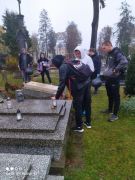 Uczniowie klasy 2ZZ porządkowali groby na cmentarzu