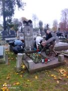 Uczniowie klasy 2ZZ porządkowali groby na cmentarzu