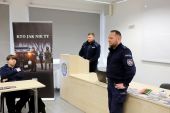 Uczniowie klas mundurowych w Komendzie Miejskiej Policji w Łomży