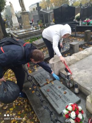 Czytaj więcej: Uczniowie klasy 2zz porządkowali groby na cmentarzu