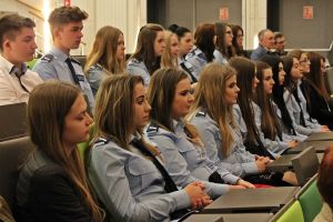 Uczniowie z klasy policyjnej i psychopedagogicznej na debacie o bezpieczeństwie